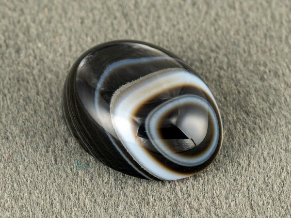 Sulemani Hakik 9.27 Carat side profile showing 6 mm cabochon depth