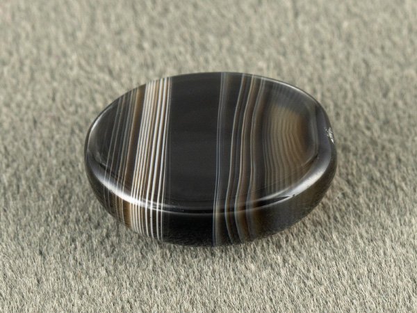 Sulemani Hakik 9.38 Carat back view showing flat underside and banding