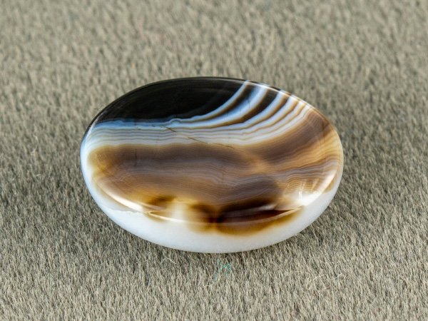 Sulemani Hakik 9.57 Carat back view showing flat underside and natural banding