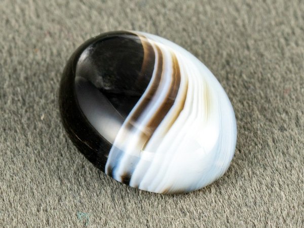 Sulemani Hakik 9.57 Carat side profile showing 6 mm domed cabochon