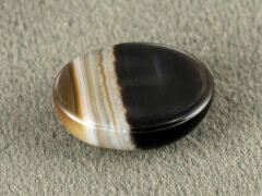 Sulemani Hakik 9.61 Carat back view showing flat underside and natural banding