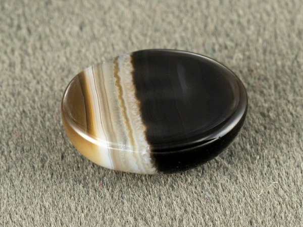 Sulemani Hakik 9.61 Carat back view showing flat underside and natural banding