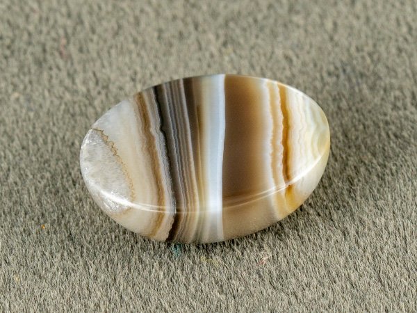 Sulemani Hakik 9.68 Carat back view showing flat underside and natural banding