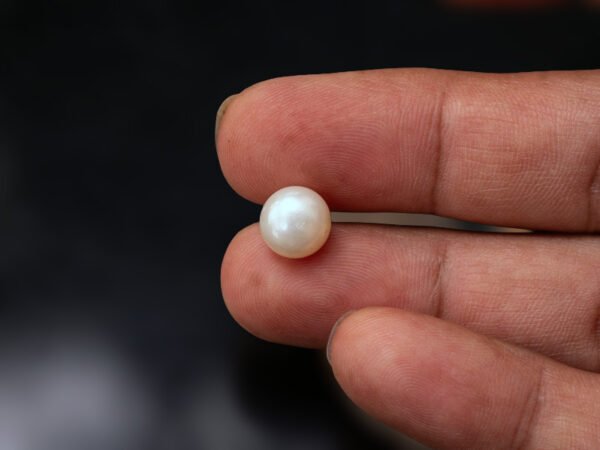 Cultured Pearl Moti 4.70 carat in hand actual size