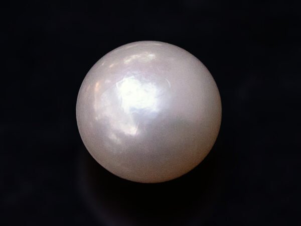 Cultured Pearl Moti 4.80 carat top view creamish white round shape