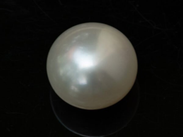 Cultured Pearl Moti 8.50 carat top view creamish white round shape