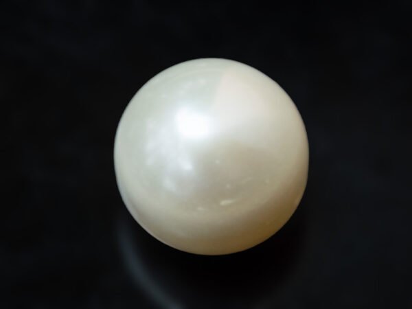 Cultured Pearl Moti 8.50 carat side view creamish white