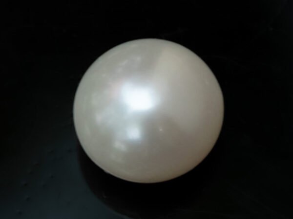 Cultured Pearl Moti 8.57 carat side view creamish white