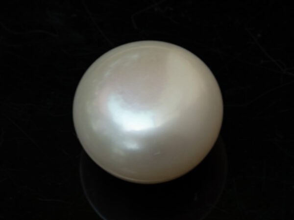 Cultured Pearl Moti 8.88 carat side view creamish white