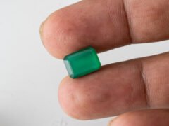 certified-natural-green-onyx-stone-3-44-carat-3-78-ratti-34-in-hand