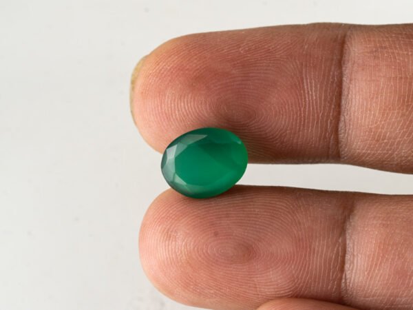 certified-natural-green-onyx-stone-3-71-carat-4-08-ratti-41-in-hand