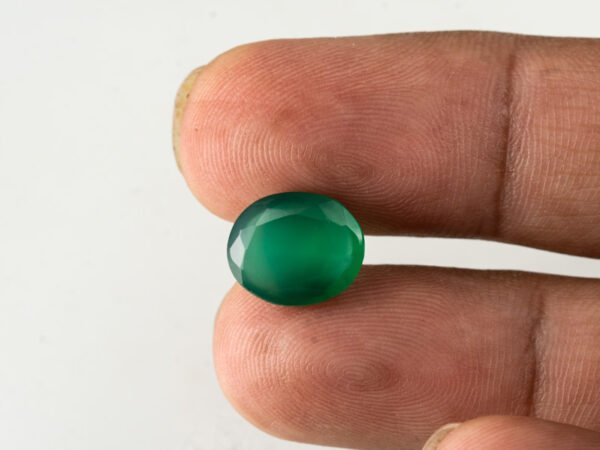 certified-natural-green-onyx-stone-4-23-carat-4-65-ratti-55-in-hand