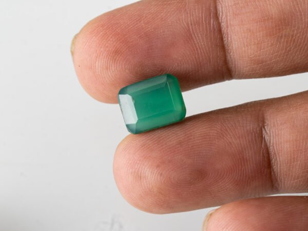 certified-natural-green-onyx-stone-4-35-carat-4-78-ratti-23-in-hand