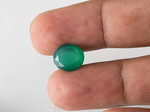 certified-natural-green-onyx-stone-4-55-carat-5-00-ratti-24-in-hand