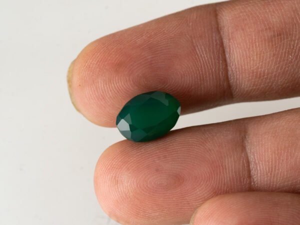 certified-natural-green-onyx-stone-4-57-carat-5-02-ratti-46-in-hand