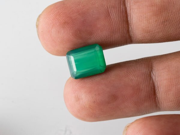 certified-natural-green-onyx-stone-4-85-carat-5-33-ratti-31-in-hand