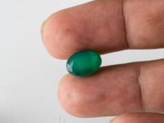 certified-natural-green-onyx-stone-5-31-carat-5-84-ratti-25-in-hand
