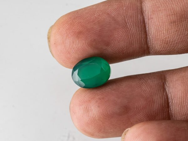 certified-natural-green-onyx-stone-5-38-carat-5-91-ratti-40-in-hand