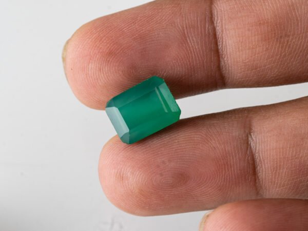 certified-natural-green-onyx-stone-5-39-carat-5-92-ratti-26-in-hand