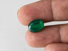 certified-natural-green-onyx-stone-5-39-carat-5-92-ratti-38-in-hand