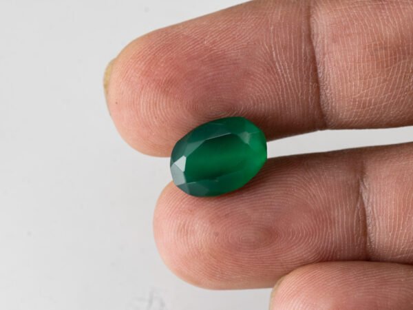 certified-natural-green-onyx-stone-5-39-carat-5-92-ratti-38-in-hand
