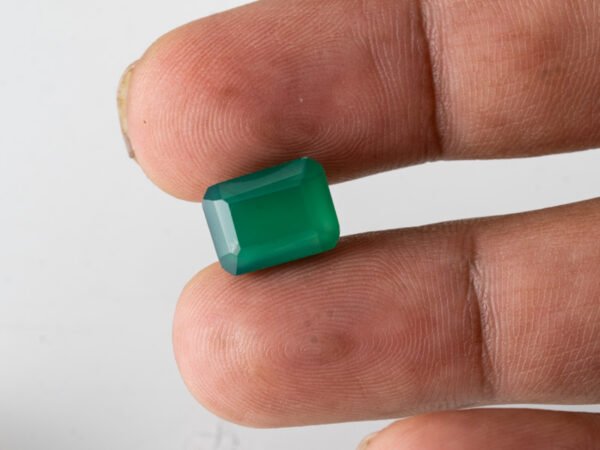 certified-natural-green-onyx-stone-5-63-carat-6-19-ratti-28-in-hand