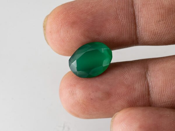 certified-natural-green-onyx-stone-5-72-carat-6-29-ratti-37-in-hand
