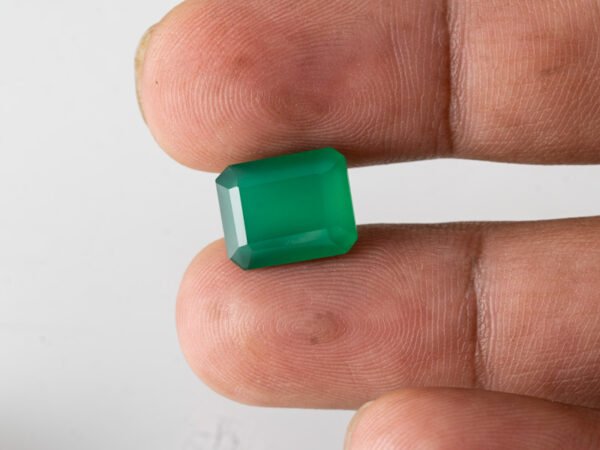 certified-natural-green-onyx-stone-5-83-carat-6-41-ratti-27-in-hand