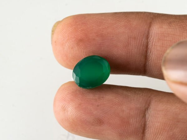 certified-natural-green-onyx-stone-5-95-carat-6-54-ratti-54-in-hand