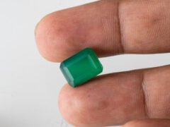 certified-natural-green-onyx-stone-6-28-carat-6-90-ratti-30-in-hand