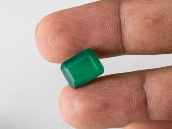 certified-natural-green-onyx-stone-6-28-carat-6-90-ratti-30-in-hand