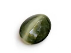 Quartz Cats Eye Lahsuniya 5.19 Carat side view gray cabochon