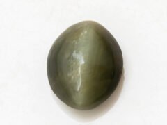 Quartz Cat's Eye Lahsuniya 5.28 carat top view gray cabochon