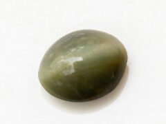 Quartz Cat's Eye Lahsuniya 5.28 carat side view cabochon depth