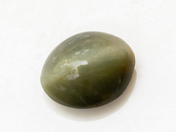 Quartz Cat's Eye Lahsuniya 5.28 carat side view cabochon depth