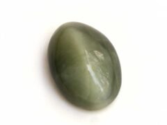 Quartz Cats Eye Lahsuniya 5.63 Carat side view gray cabochon