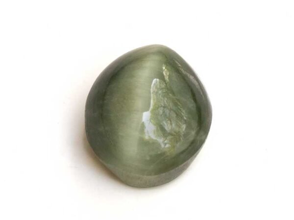 Quartz Cats Eye Lahsuniya 6.20 Carat top view gray cabochon