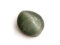Quartz Cats Eye Lahsuniya 6.20 Carat side view gray cabochon