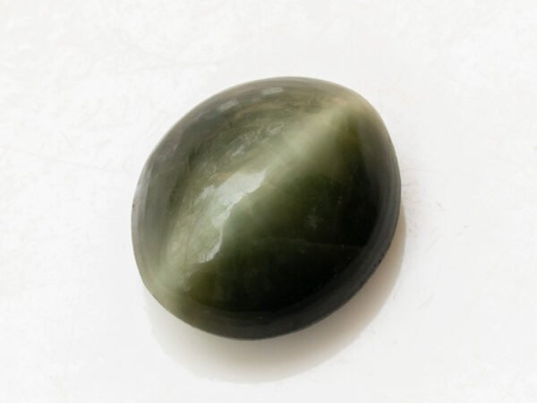 Quartz Cat's Eye Lahsuniya 6.32 carat side view cabochon depth