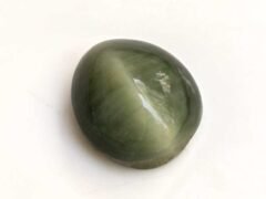 Quartz Cats Eye Lahsuniya 8.21 Carat top view gray cabochon