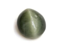Quartz Cats Eye Lahsuniya 8.27 Carat top view gray cabochon