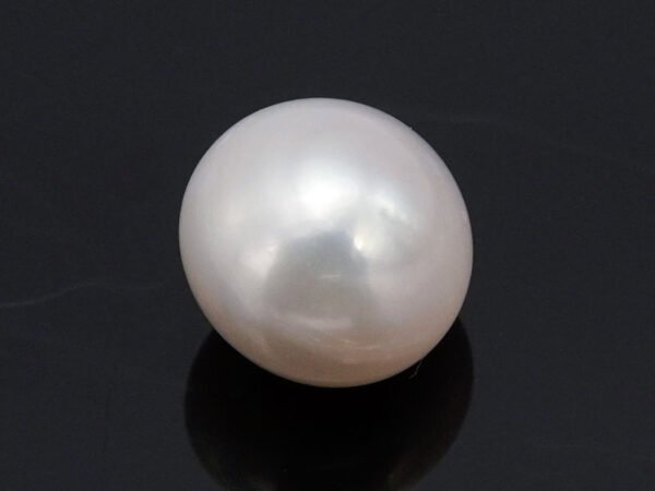 Cultured Pearl Moti 4.69 carat top view creamish white round shape