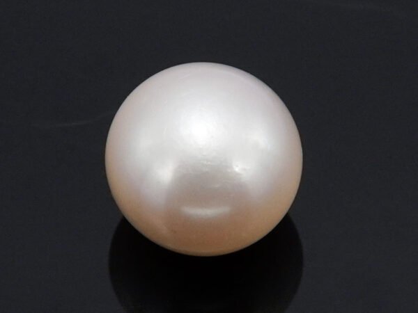 Cultured Pearl Moti 5.42 carat top view creamish white round shape