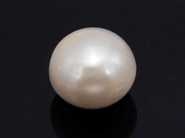 Cultured Pearl Moti 5.55 carat back view rounded surface