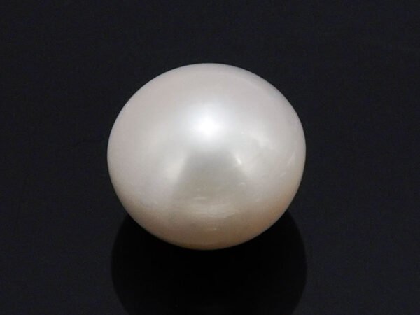 Cultured Pearl Moti 5.55 carat top view creamish white round shape