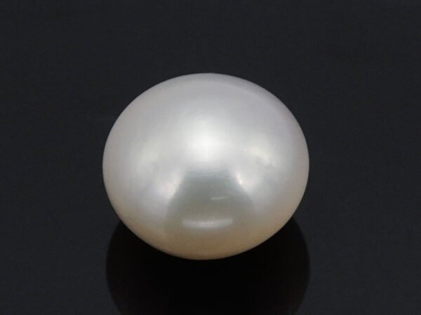 Cultured Pearl Moti 5.61 carat top view creamish white round shape