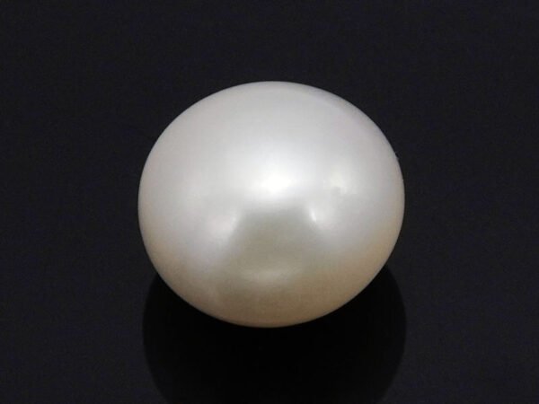 Cultured Pearl Moti 5.95 carat top view creamish white round shape
