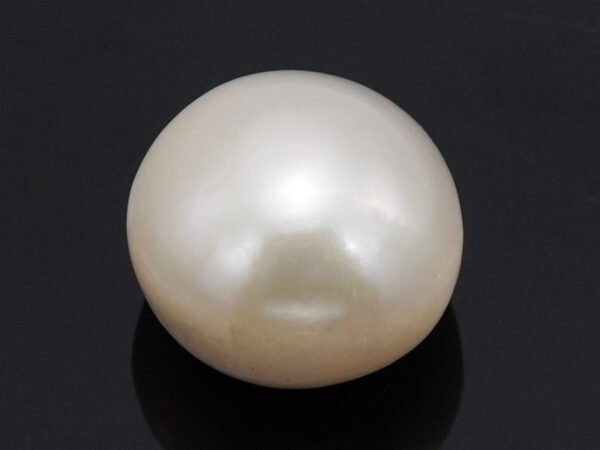 Cultured Pearl Moti 8.76 carat top view creamish white round shape