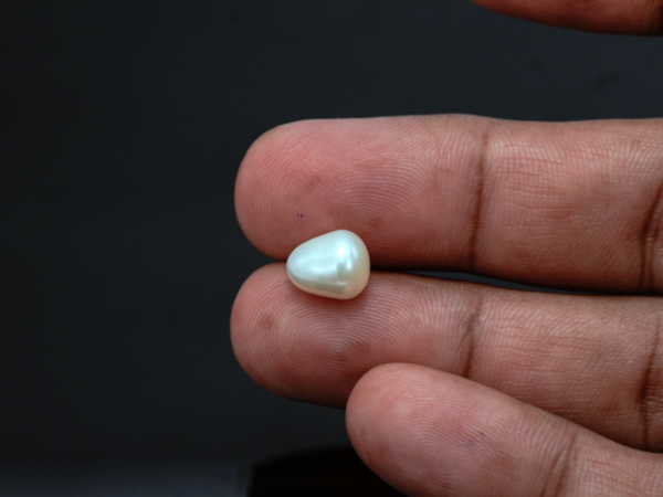 Keshi Pearl Moti 4.60 carat in-hand actual size baroque shape