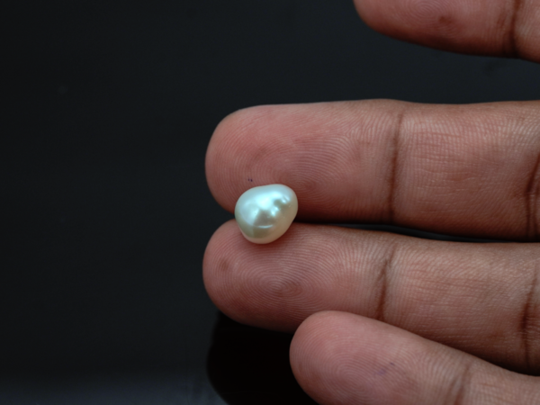 Keshi Pearl Moti 4.72 carat in-hand actual size baroque shape